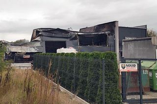 Dogaszanie pożaru hali produkcyjnej w Czeladzi