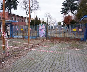 Zaniedbane wejście na teren dawnego stadionu Gwardii