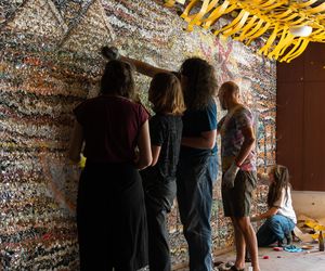 Czyszczenie mozaiki w Kiekrzu z bazgrołów