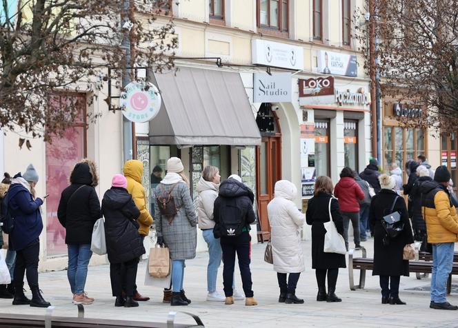 Tłusty Czwartek 2024 w Lublinie. Kolejki po pączki na Krakowskim Przedmieściu