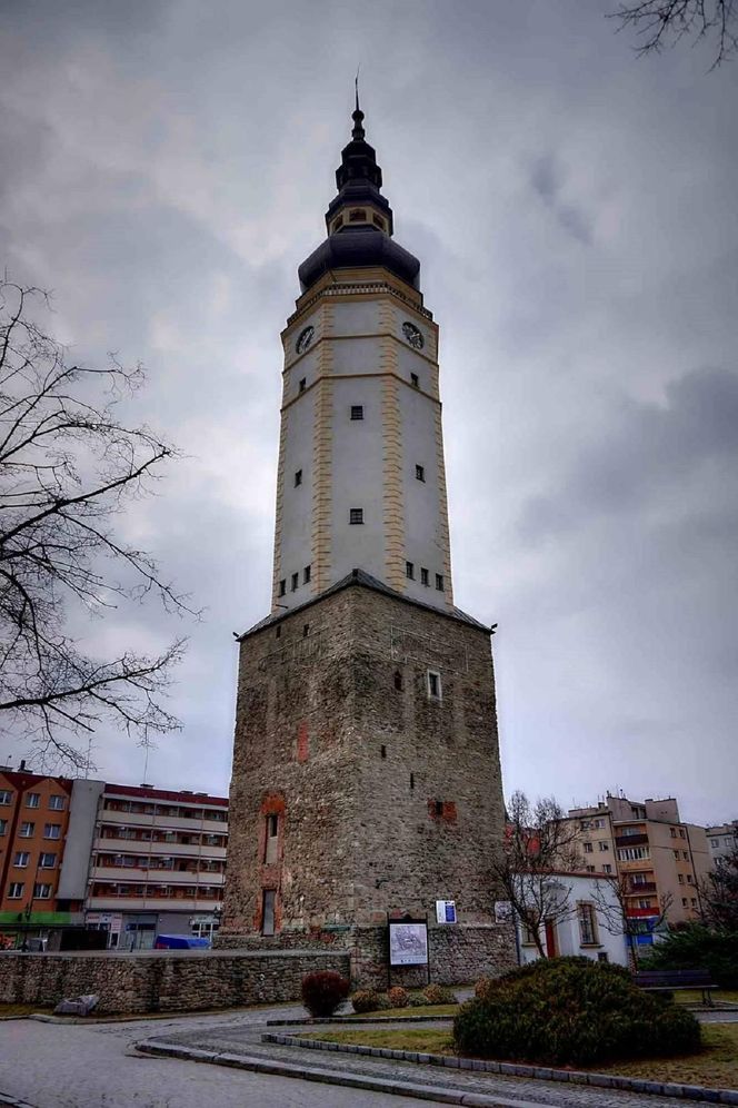 Odbudowana wieża przed pełną odbudową ratusza w latach 2020–2023