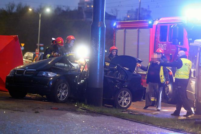 Kobieta w BMW rozbiła się na słupie