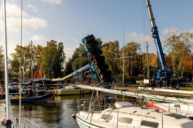 Szczecin. Dźwig przerwócił się w przystani AZS