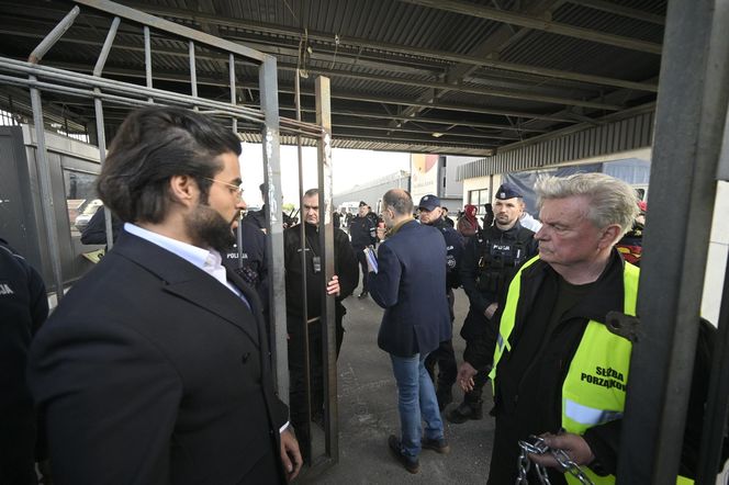 Komornicy na Modlińskiej. Nerwowe starcie przy hali na Białołęce. Ostry konflikt kupców z zarządcą hali