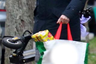 Donald Tusk pomaga żonie w pakowaniu ciężkich prezentów