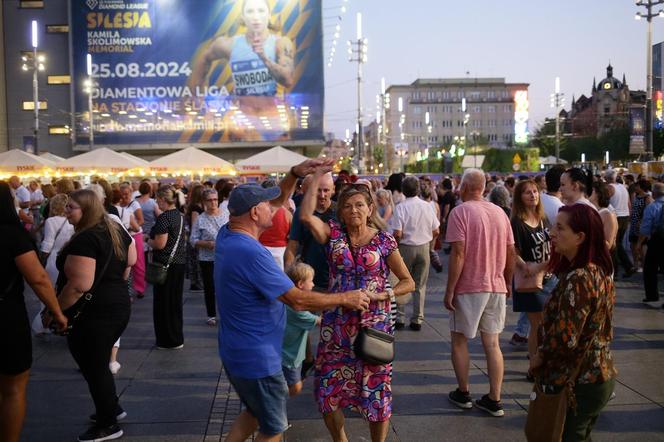 Potańcówka przed Teatrem Śląskim w Katowicach