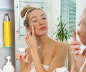 Nie musisz wydawać fortuny u kosmetyczki. Te domowe maseczki kosztują grosze, a działają cuda