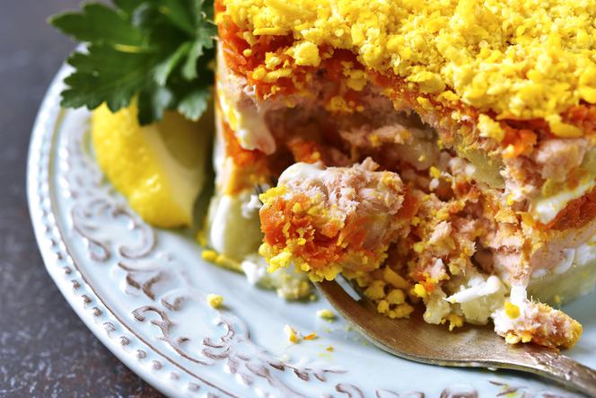 Efektowne ciasto sałatkowe: przepis na imprezową przekąskę