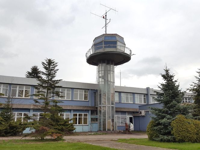 ​Koniec hotelu na lotnisku w Lesznie. Stary, zrujnowany obiekt został wyburzony