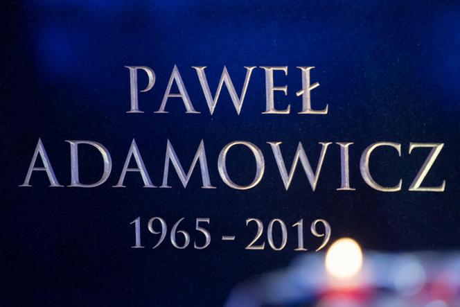 Skromny grób Pawła Adamowicza. Tak pochowano prezydenta Gdańska 