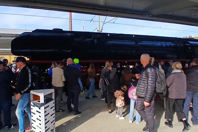 Zabytkowy niemiecki parowóz na dworcu w Szczecinie