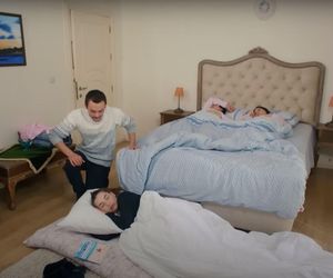 Policja znajduje ciało porywacza Ragipa i przychodzi po Melis. Ta chwyta za broń! Szybko okazuje się jednak, że to tylko zły sen Feraye.