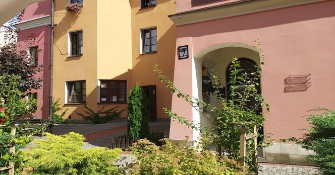 Urokliwe podwórka zamojskiej starówki