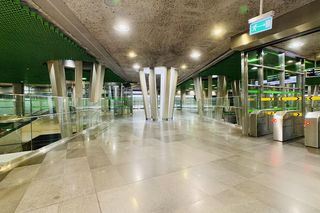 Będziesz jeździć 3. linią metra? Lepiej polub schody i słupy. Sknocono przesiadkę do centrum