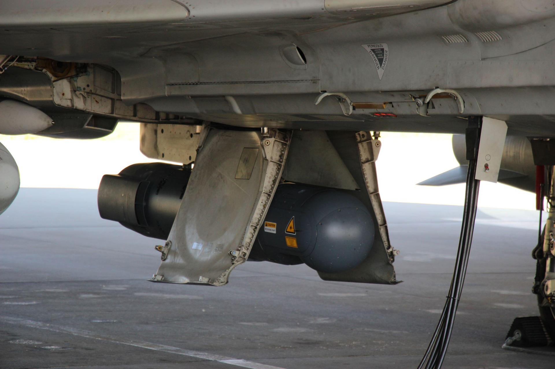 Zasobnik optoelektroniczny pod kadłubem myśliwca Eurofighter 