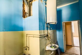 W takim stanie lokatorzy pozostawiają mieszkania komunalne w Olsztynie. Pokazano zdjęcia, burza w sieci