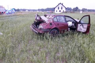 Olesno. 19-letni kierowca dachował w przydrożnym rowie. Całkowicie rozbił seata