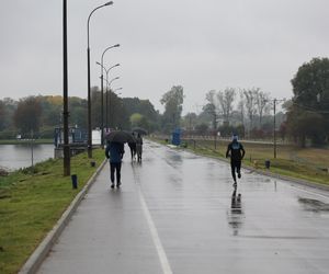 Deszczowy spacer w obiektywie. Tak się prezentuje Zalew Zemborzycki w jesiennej odsłonionie