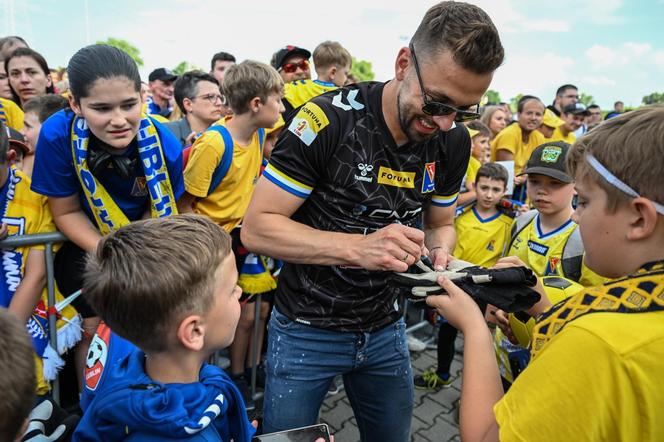 Tak świętowali piłkarze Motoru Lublin awans do ekstraklasy. Wierni kibice nie zawiedli [GALERIA]