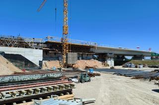 Zaawansowanie prac na obwodnicy Łomży wynosi około 61 procent. Zobacz zdjęcia z budowy mostu na Narwi