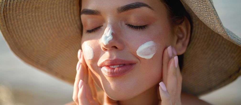 Jestem dermatologiem i powiem ci, ile kremu z filtrem potrzebujesz w czasie upałów