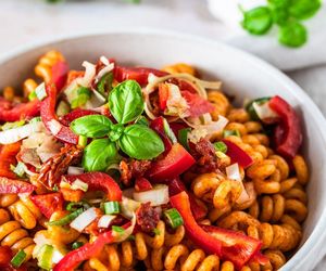 Najlepszą sałatkę makaronową robię w kwadrans. Dodaję do niej kolorowe warzywa i pyszny sos 