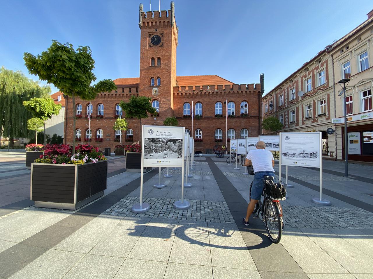 Plenerowa wystawa przed ratuszem 