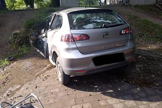 Seat pędził alejką i roztrzaskał się na kamieniu. Kierowca zginął na miejscu