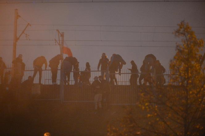 Burdy i zamieszki przy stacji Warszawa Stadion