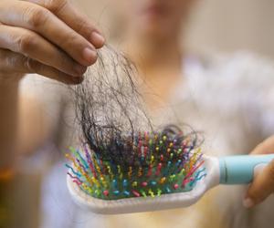 Fryzjerka ma radę na popularny problem. Zatrzymaj wypadanie włosów