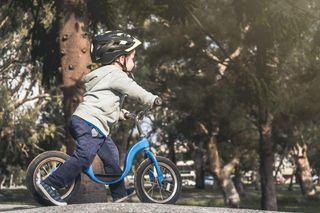 4-latek jechał rowerkiem po chodniku. Wyruszył w trasę, którą zwykle pokonuje z rodzicami