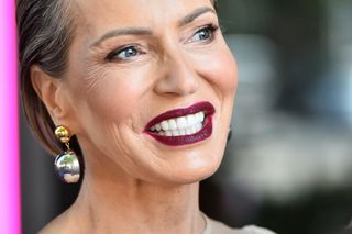 Paulina Smaszcz w prześwitującej sukience. Bordowa szminka to dopiero początek