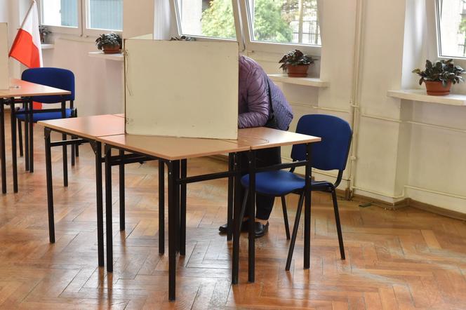 Wybory samorządowe 2024 w Toruniu. Zdjęcia z lokali wyborczych, tak głosowali mieszkańcy Torunia