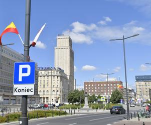 Parkowanie w Warszawie to makabra! Lipy opóźniają budowę parkingu podziemnego