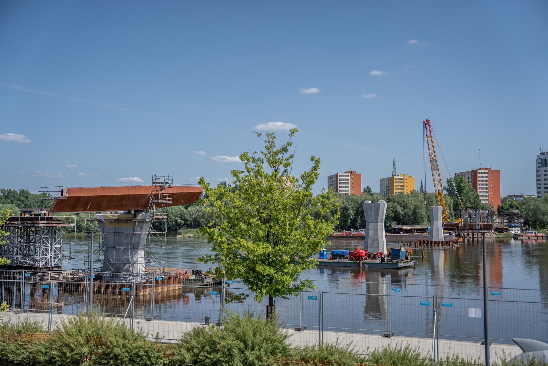 Kładka przez Wisłę w Warszawie: montaż ustroju nośnego