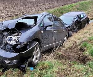 Totalna demolka pod Siedlcami. Osobówki staranowały bariery. Cztery osoby w szpitalu