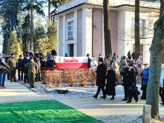 Uroczystości pogrzebowe Iwony Śledzińskiej-Katarasińskiej na Dołach. Wzięło w nich udział wiele osób [ZDĘCIA]