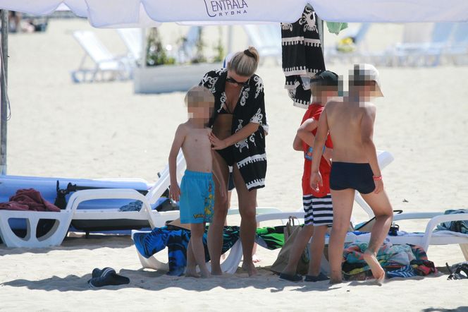 Marlena Muranowicz, wkrótce była żona Mroczka w bikini na plaży.