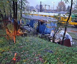 Wypadek w Tarnowskich Górach. Nietrzeźwy 18-latek wyleciał z drogi i uderzył w wagon pociągu. Jedna osoba w szpitalu