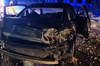 Passatem runął do rowu, dachował i zmiótł ogrodzenie. 18-latek miał prawko od miesiąca