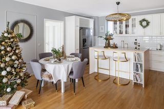 Instagramowe wnętrze w świątecznej odsłonie. Złoto i magia w każdym kącie