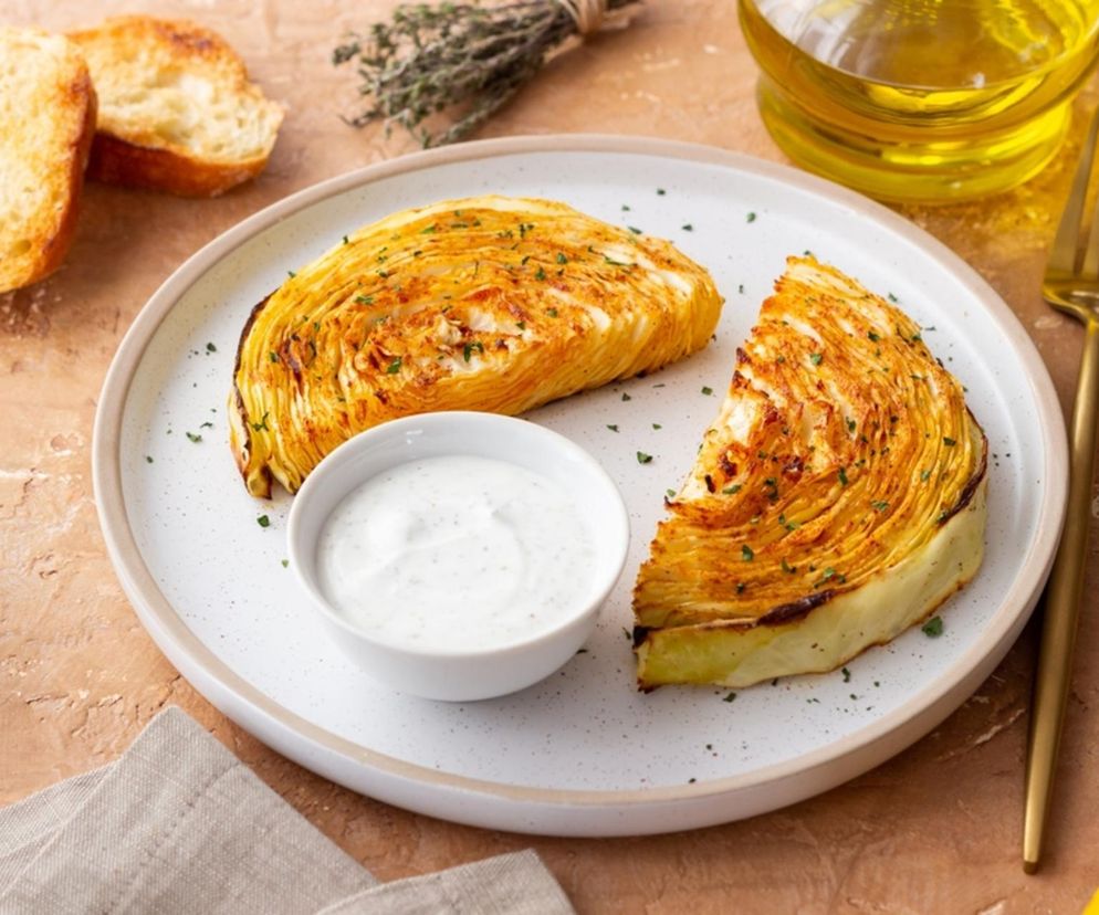 Steki z kapusty podbijają internet! Przepis, który zaskoczy nawet mięsożerców