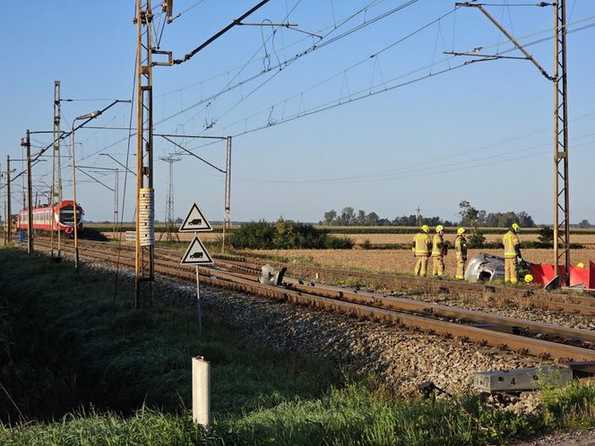 Tragedia na przejeździe kolejowym pod Gnieznem. Nie żyje kierowca osobówki!