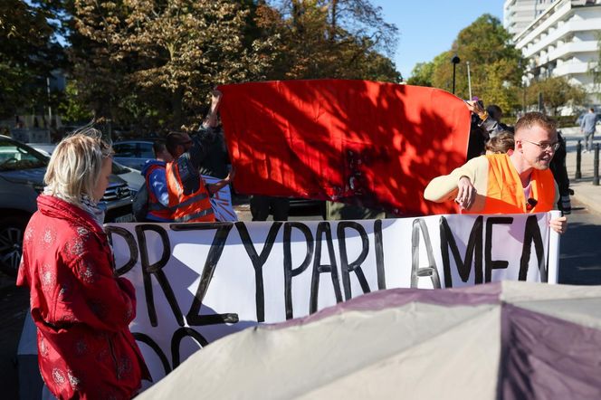 Ostatnie Pokolenie rozbiło namioty przed Sejmem. Domagają się prac nad ustawą o transporcie publicznym