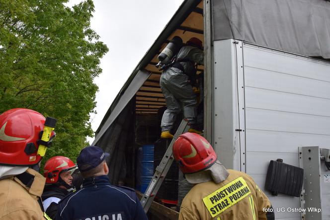 Co dalej z porzuconą pod Ostrowem naczepą pełną chemikaliów? Sprawę wyjaśnia prokurator i gmina