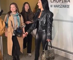 Tak fani powitali Justynę Steczkowską na lotnisku. Były łzy i tulenie. Byłaś najlepsza!