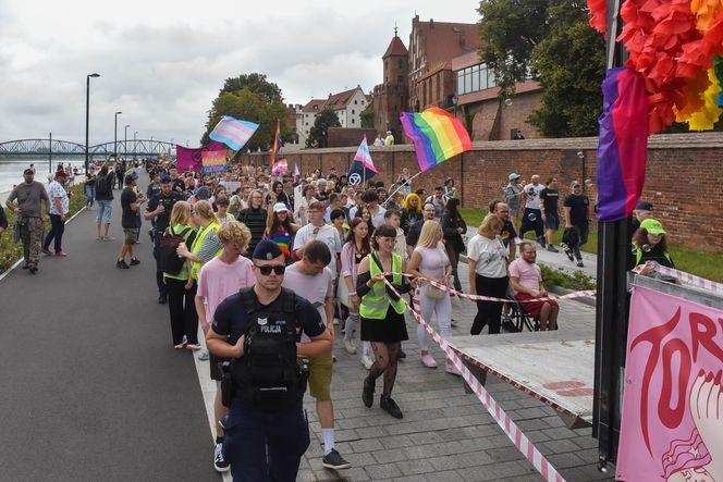 VI Toruński Marsz Równości. Przeciwnicy modlili się w centrum
