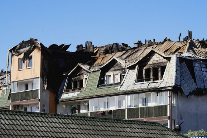  Zniszczenia bloku mieszkalnego po pożarze w Ząbkach