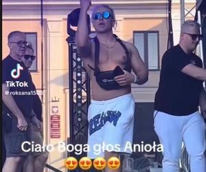 Kilka dni po wypadku Skolim już szaleje po scenie bez temblaka. Ciało boga, głos anioła