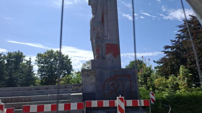 Pomnik "szubienic" w Olsztynie. Nawrocki i Kaczyński chcieli go zburzyć